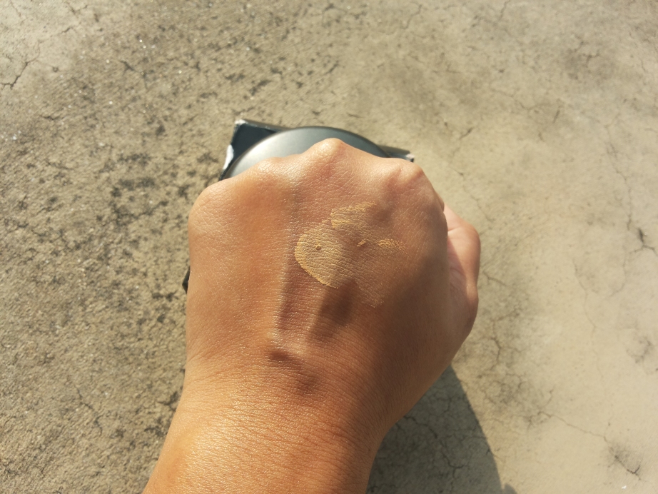 MAC Mineralize Foundation with SPF 15 Review, Swatches and FOTD swatch on hand