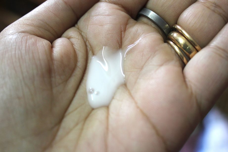 Garnier Ultra Blends Soy Milk Almonds Intense Repair Shampoo Review swatch