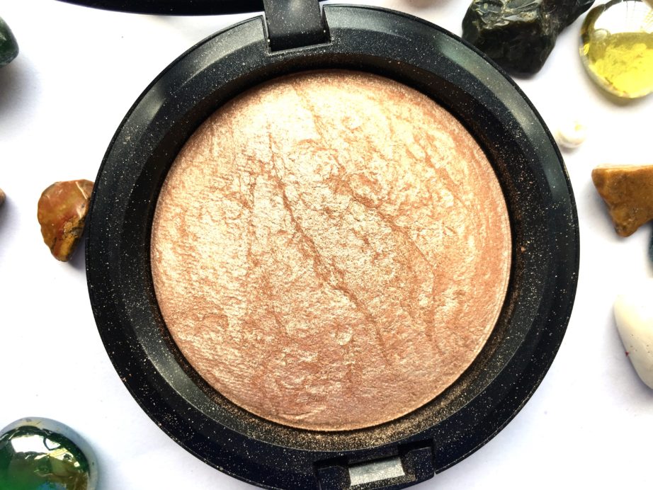 MAC Soft & Gentle Mineralize Skinfinish Highlighter Review Swatches focus