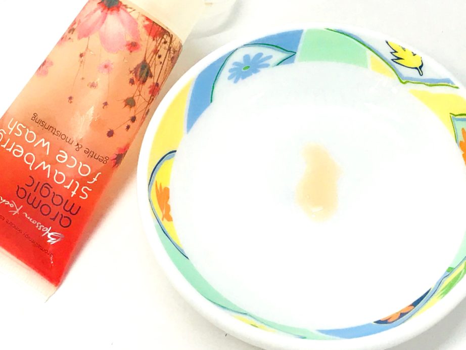 Aroma Magic Strawberry Face Wash Review swatches