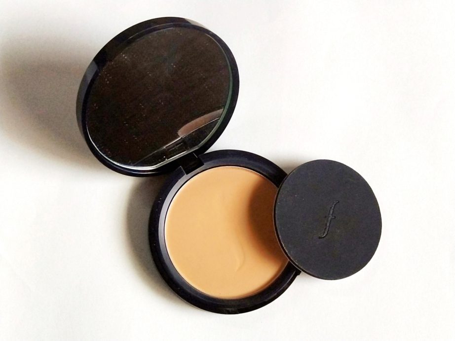 Faces Weightless Stay Matte Compact SPF 20 Review, Swatches open