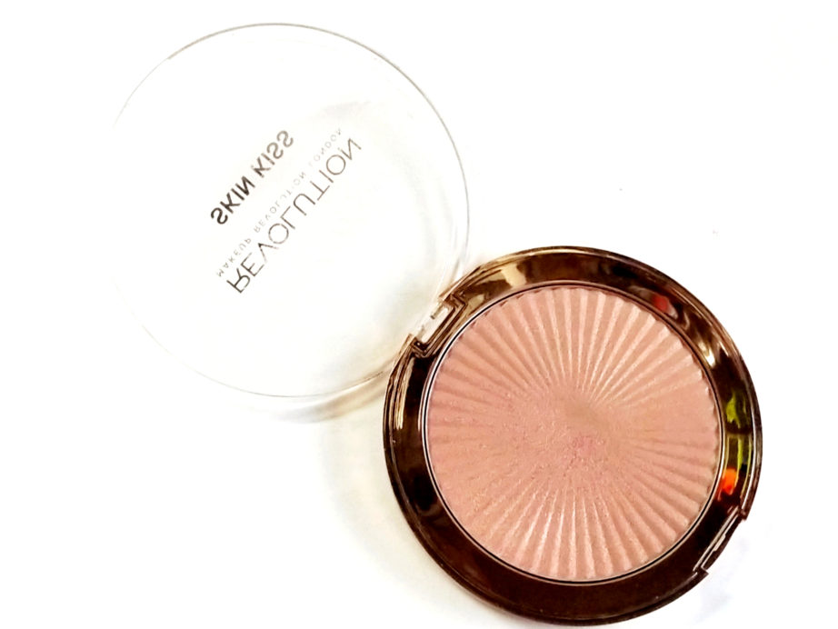 Makeup Revolution Skin Kiss Highlighter Peach Kiss Review, Swatches blog MBF